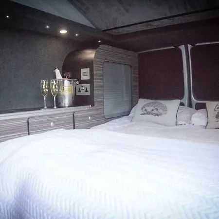 Unique Luxury Heated Camper * ウィンダミア