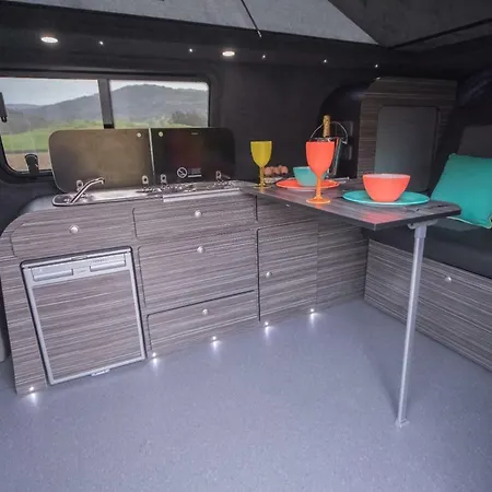 Unique Luxury Heated Camper キャンプ場 *